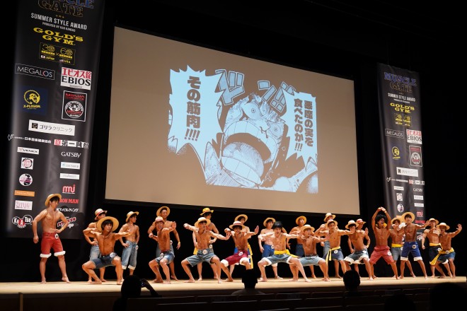 Hairstylist Akira Kenmotsu unleashes a high-impact “Gear Second” flex on stage at the inaugural ONE PIECE Body Make Contest, epitomizing Luffy’s fiery fighting spirit and bridging anime culture with modern physique sports.